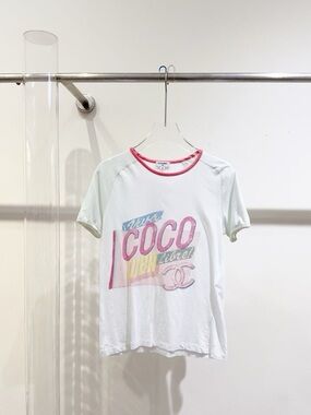 🚩steal CHANEL White Graphic 'Coco' Tee with Pink Neck Trim